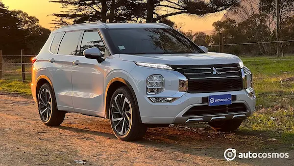 Mitsubishi Outlander SUV de siete pasajeros para alquiler en Bogotá